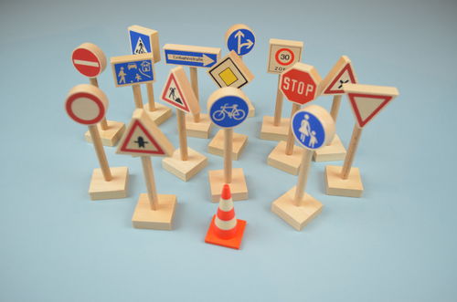 Verkehrszeichen aus Holz zum Aufstellen
